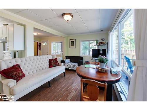 1666 Shore Lane, Wasaga Beach, ON - Indoor Photo Showing Living Room