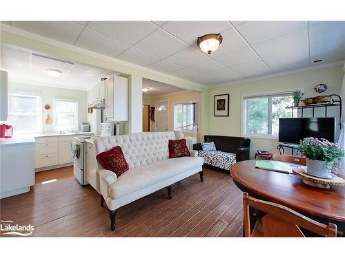 1666 Shore Lane, Wasaga Beach, ON - Indoor Photo Showing Living Room