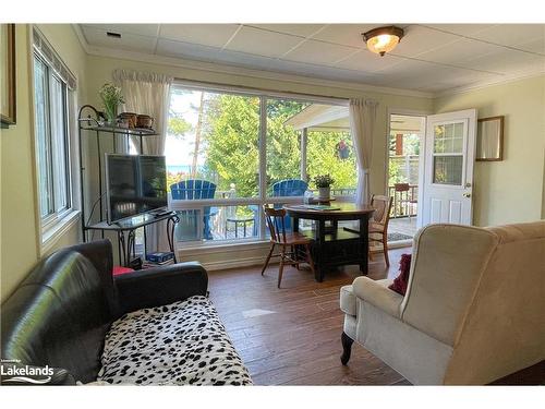 1666 Shore Lane, Wasaga Beach, ON - Indoor Photo Showing Living Room