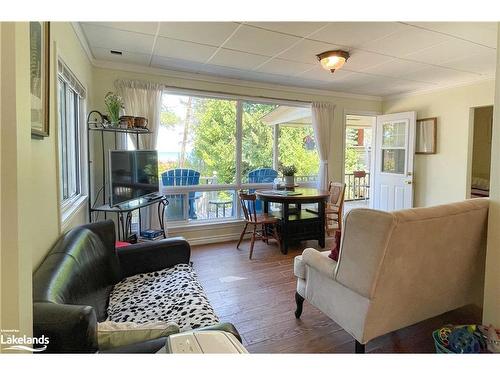 1666 Shore Lane, Wasaga Beach, ON - Indoor Photo Showing Living Room