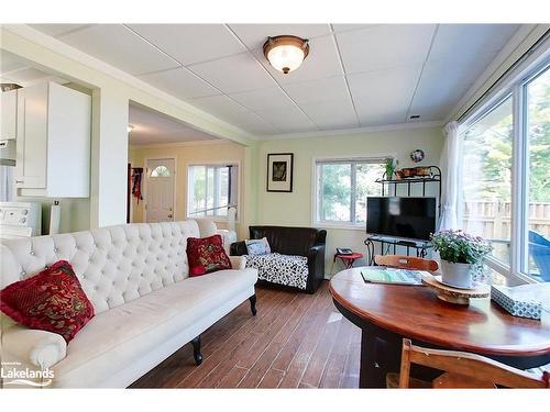 1666 Shore Lane, Wasaga Beach, ON - Indoor Photo Showing Living Room