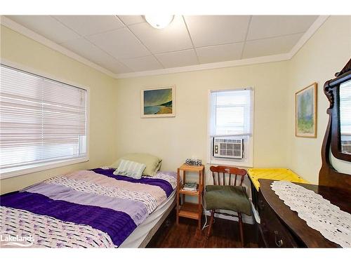 1666 Shore Lane, Wasaga Beach, ON - Indoor Photo Showing Bedroom