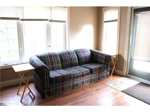 38 Bayside Avenue, Victoria Harbour, ON - Indoor Photo Showing Living Room