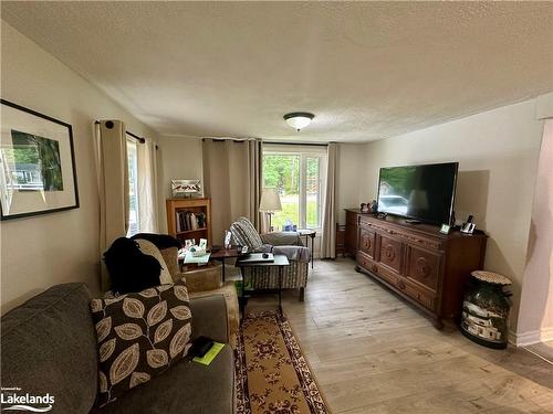 110 Melrose Avenue, Wasaga Beach, ON - Indoor Photo Showing Living Room