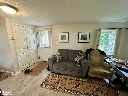 110 Melrose Avenue, Wasaga Beach, ON - Indoor Photo Showing Living Room