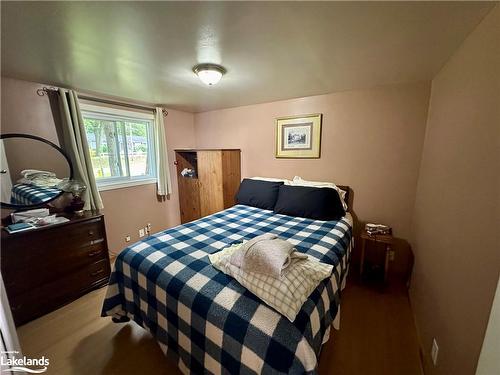 110 Melrose Avenue, Wasaga Beach, ON - Indoor Photo Showing Bedroom