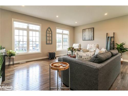 942 Jordeli Lane Lane, Midland, ON - Indoor Photo Showing Living Room