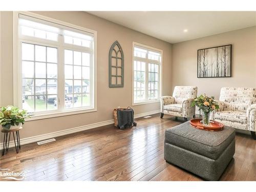 942 Jordeli Lane Lane, Midland, ON - Indoor Photo Showing Living Room