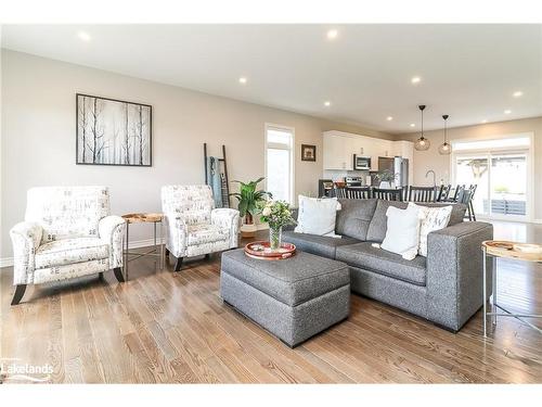 942 Jordeli Lane Lane, Midland, ON - Indoor Photo Showing Living Room