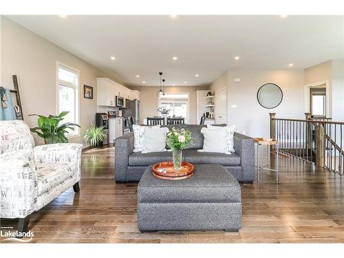 942 Jordeli Lane Lane, Midland, ON - Indoor Photo Showing Living Room