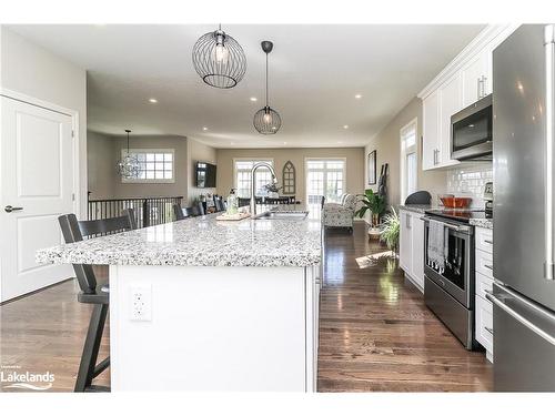 942 Jordeli Lane Lane, Midland, ON - Indoor Photo Showing Kitchen With Upgraded Kitchen