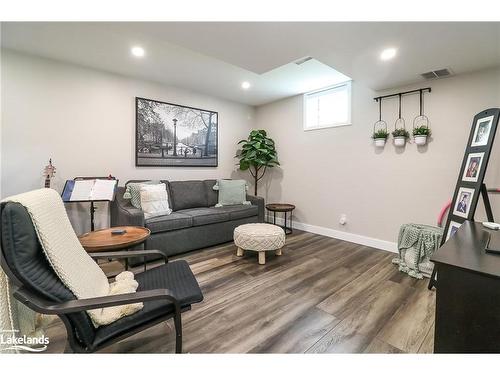 942 Jordeli Lane Lane, Midland, ON - Indoor Photo Showing Living Room