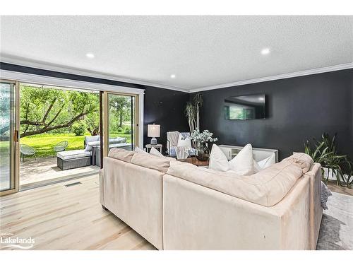 6278 Vancise Court, Clearview, ON - Indoor Photo Showing Living Room