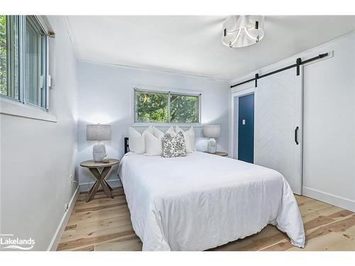 6278 Vancise Court, Clearview, ON - Indoor Photo Showing Bedroom