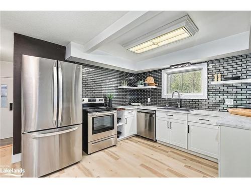 6278 Vancise Court, Clearview, ON - Indoor Photo Showing Kitchen With Double Sink With Upgraded Kitchen