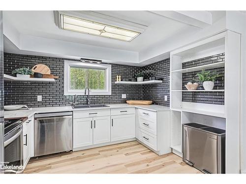 6278 Vancise Court, Clearview, ON - Indoor Photo Showing Kitchen With Double Sink