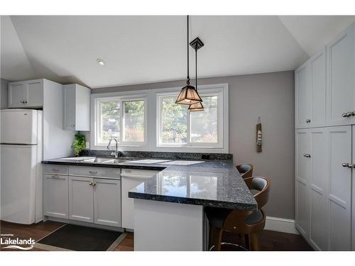 515 Sarah Street N, Gravenhurst, ON - Indoor Photo Showing Kitchen