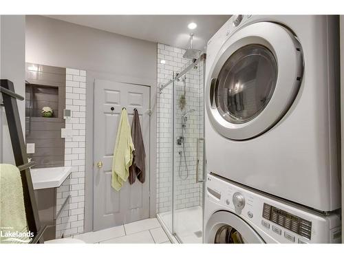 515 Sarah Street N, Gravenhurst, ON - Indoor Photo Showing Laundry Room