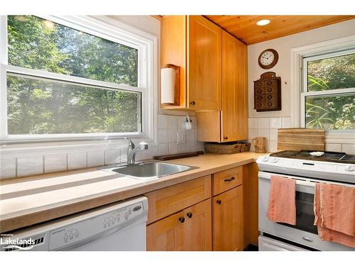 58 Deerfield Road, Mckellar, ON - Indoor Photo Showing Kitchen