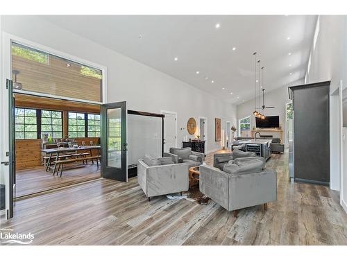 140 Vernon Shores Avenue, Huntsville, ON - Indoor Photo Showing Living Room