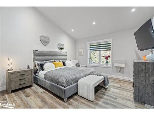 140 Vernon Shores Avenue, Huntsville, ON - Indoor Photo Showing Bedroom