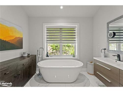 140 Vernon Shores Avenue, Huntsville, ON - Indoor Photo Showing Bathroom