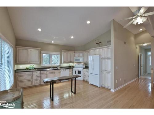 46 William Avenue, Wasaga Beach, ON - Indoor Photo Showing Kitchen