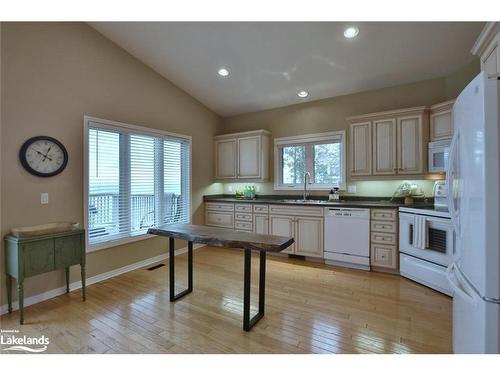 46 William Avenue, Wasaga Beach, ON - Indoor Photo Showing Kitchen