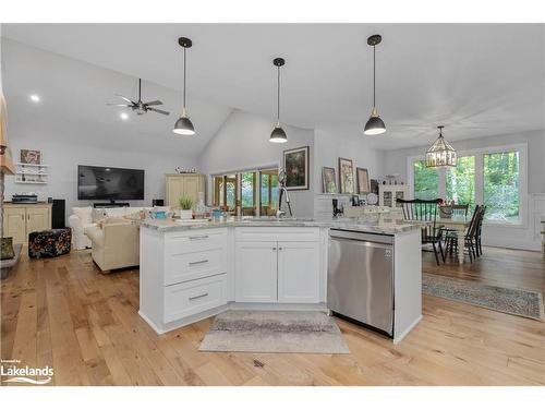 170 Springfield Road, Huntsville, ON - Indoor Photo Showing Kitchen With Upgraded Kitchen