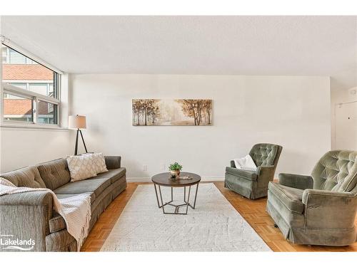 101-860 9Th Street E, Owen Sound, ON - Indoor Photo Showing Living Room