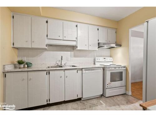 101-860 9Th Street E, Owen Sound, ON - Indoor Photo Showing Kitchen With Double Sink