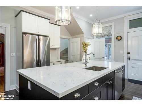 18 Amelia Street, Springwater, ON - Indoor Photo Showing Kitchen With Upgraded Kitchen