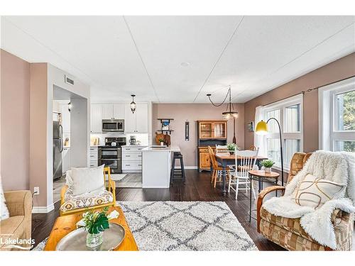 390 Mariners Way, Collingwood, ON - Indoor Photo Showing Living Room