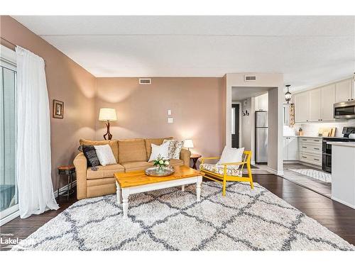 390 Mariners Way, Collingwood, ON - Indoor Photo Showing Living Room