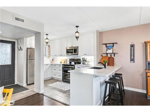 390 Mariners Way, Collingwood, ON - Indoor Photo Showing Kitchen With Upgraded Kitchen