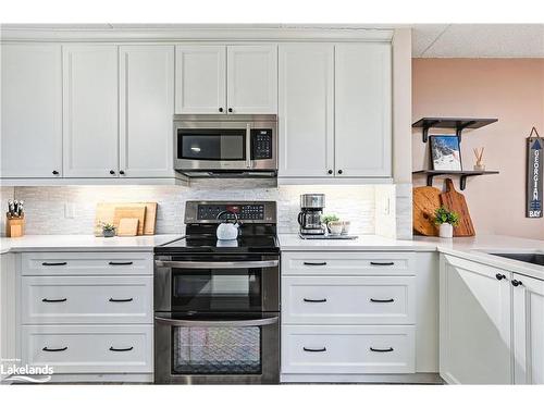 390 Mariners Way, Collingwood, ON - Indoor Photo Showing Kitchen With Upgraded Kitchen