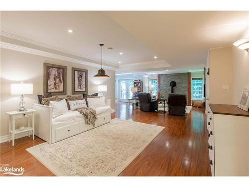 24 Birchwood Drive, Huntsville, ON - Indoor Photo Showing Living Room