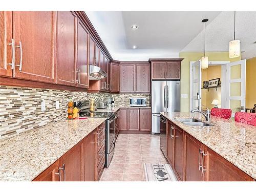 44 Starboard Circle, Wasaga Beach, ON - Indoor Photo Showing Kitchen With Double Sink With Upgraded Kitchen