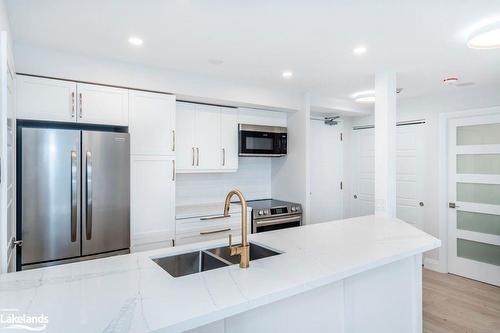 608-75 Ellen Street, Barrie, ON - Indoor Photo Showing Kitchen With Double Sink With Upgraded Kitchen