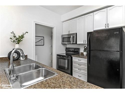 158 Fairway Crescent, Collingwood, ON - Indoor Photo Showing Kitchen With Double Sink