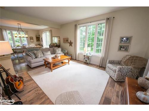 427 Skyhills Road, Huntsville, ON - Indoor Photo Showing Living Room