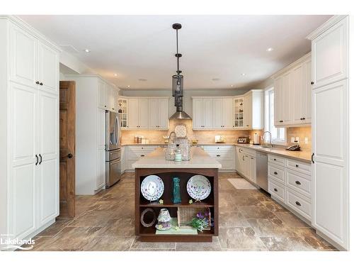 427 Skyhills Road, Huntsville, ON - Indoor Photo Showing Kitchen With Upgraded Kitchen