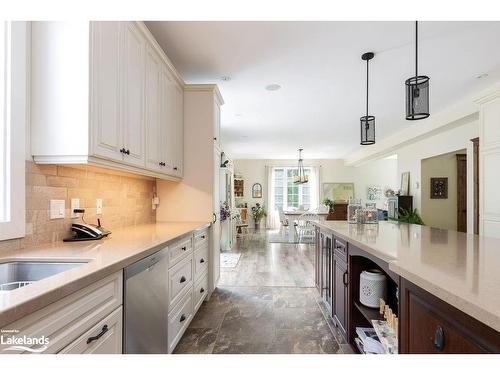 427 Skyhills Road, Huntsville, ON - Indoor Photo Showing Kitchen With Upgraded Kitchen