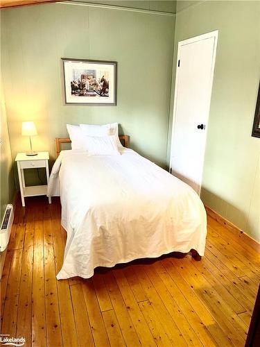 72 59Th Street S, Wasaga Beach, ON - Indoor Photo Showing Bedroom