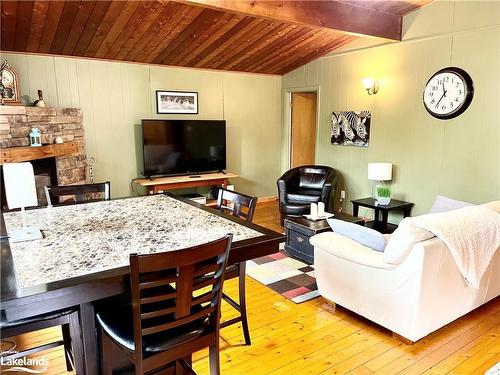 72 59Th Street S, Wasaga Beach, ON - Indoor Photo Showing Living Room