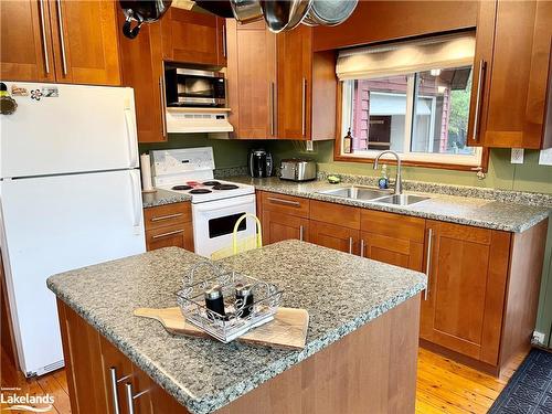 72 59Th Street S, Wasaga Beach, ON - Indoor Photo Showing Kitchen With Double Sink