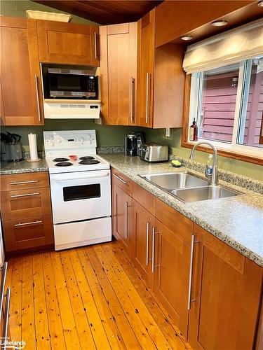 72 59Th Street S, Wasaga Beach, ON - Indoor Photo Showing Kitchen With Double Sink