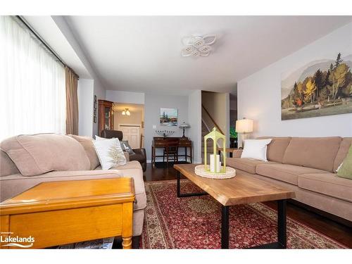 40 Glenwood Drive, Huntsville, ON - Indoor Photo Showing Living Room