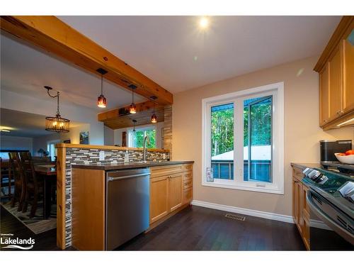 40 Glenwood Drive, Huntsville, ON - Indoor Photo Showing Kitchen