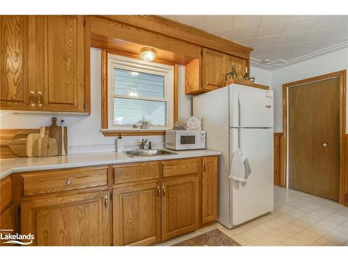 17 Edward Street, Penetanguishene, ON - Indoor Photo Showing Kitchen